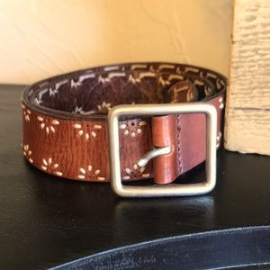 Buckle brand leather belt with stitches thread accents